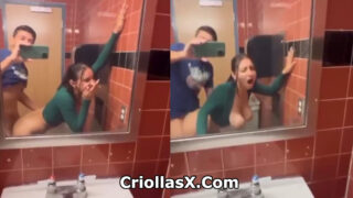 Pareja tiene sexo en un baño público – Porno gratis
