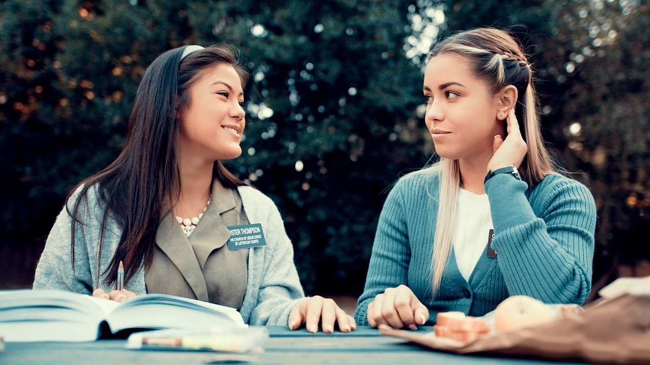 Las lesbianas de la escuela católica hacen el amor