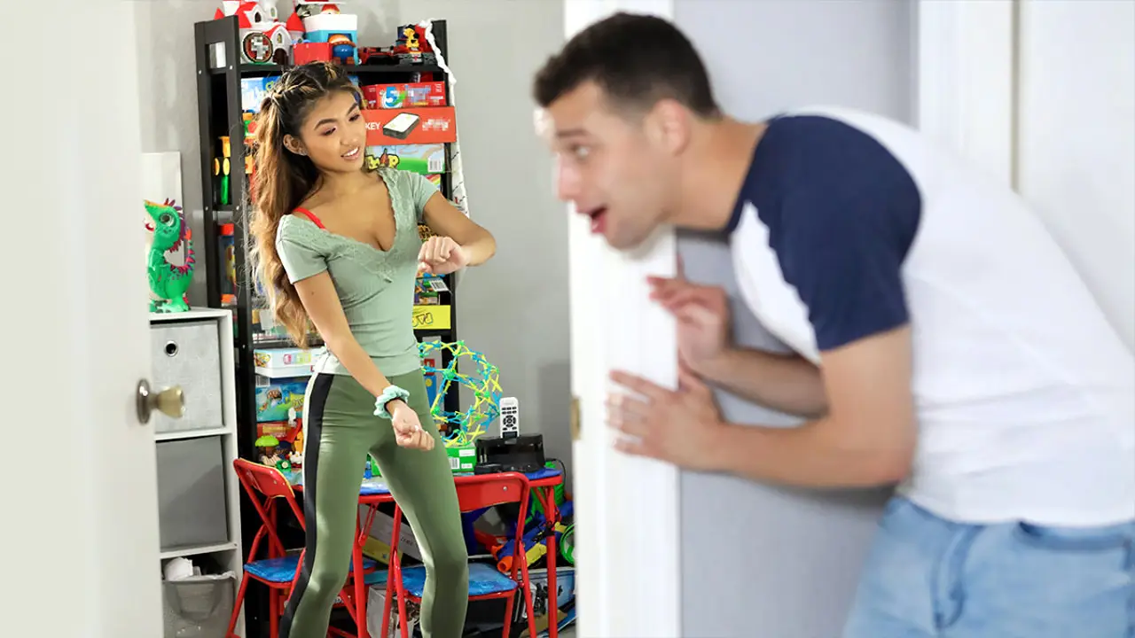 ¡La hermana menor quiere hacer un video de Tiktok y dejar que su hermanastro la follara como una puta!