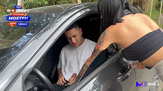 Chica se sube al auto de un extraño para ser jodido