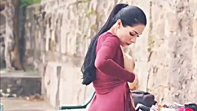 El caliente Yuliett Torres le gusta exhibir desnudo