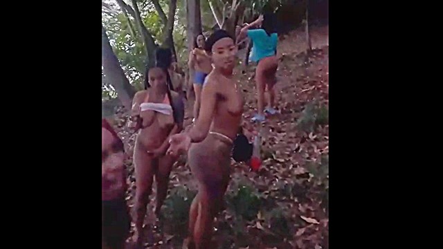 Los bailarines de Santana Barber Shop Nude