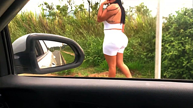 Recojo un extraño en mi auto y ella termina goteando