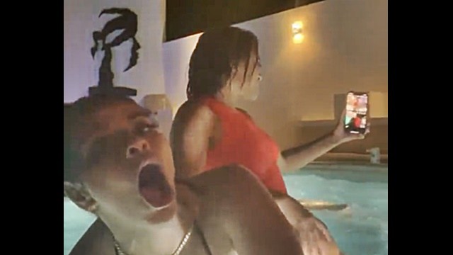 La diosa citada, Roussalvaje y Laura 92 en una vida picante en vivo