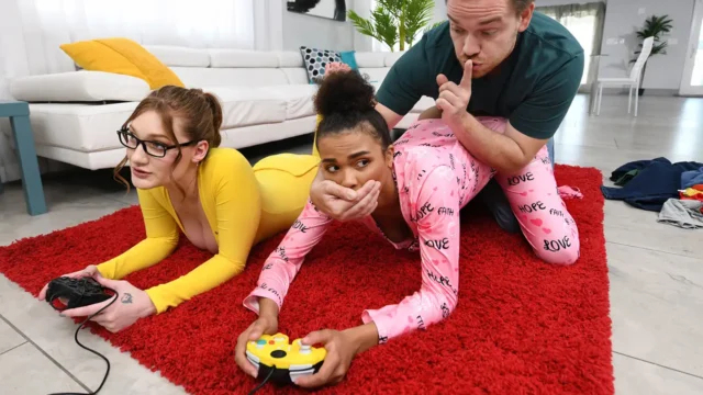 Los jóvenes tienen un gran pijama de Olie y tocan películas: chicas desnudas