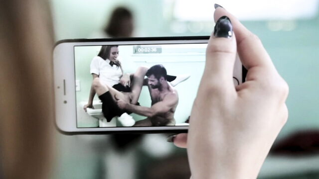 La maestra de secundaria tiene novia con una de sus alumnos: chicas desnudas