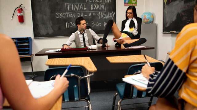 Nery College Syft tiene sexo con sus hogares en clase - Niñas Naked Girls