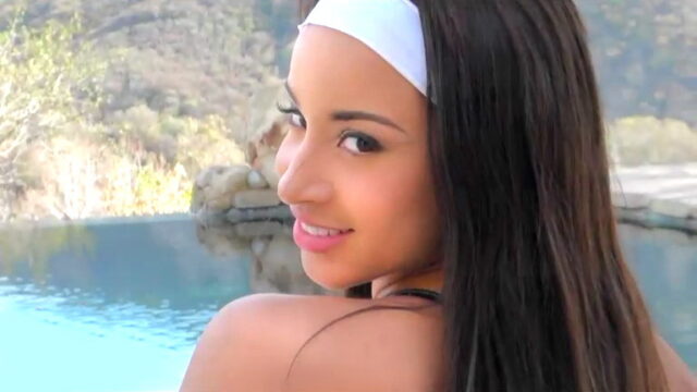 La chica más oscura se mantiene en la cámara - chicas desnudas