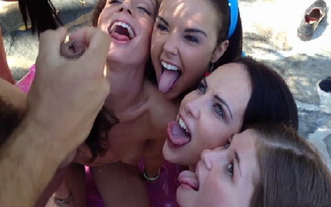 Ustedes chicas jóvenes se reúnen alrededor del estanque y chupan una polla - chicas desnudas