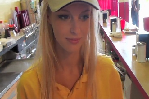 ¡Un golpe de ardor rubia en la parte posterior de una comida rápida! - Magnificial Girls