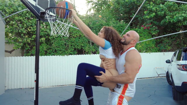 Batir una cancha de baloncesto de burro perfecta después de las botellas - chicas desnudas