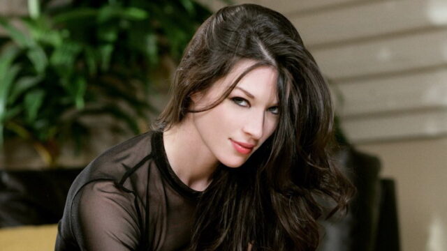 Bouvey Hunter Stoya en un sector de ferry - chicas desnudas