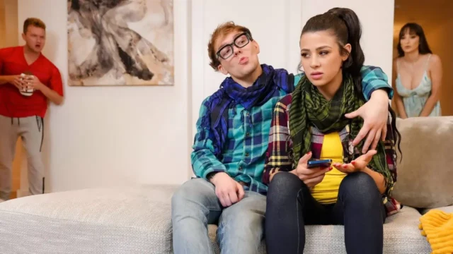 Los adolescentes saben cuánto pueden hacer un gran interés en la familia BF - Parte 1 - Chicas desnudas