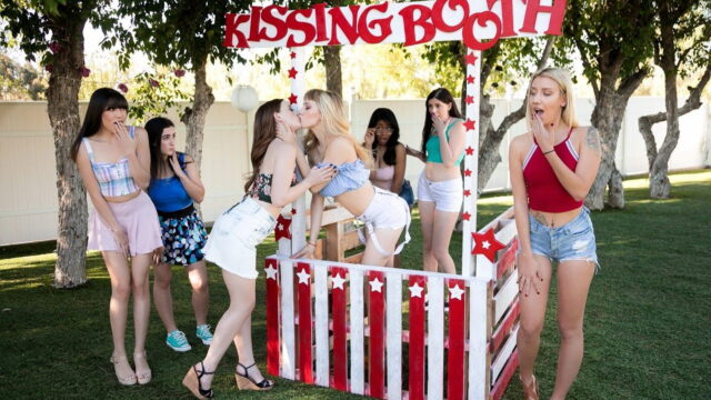 Rubia lesbiana y pon el título más bajo en Butcoole y su lengua a la cabina de primavera: chicas que están desnudas