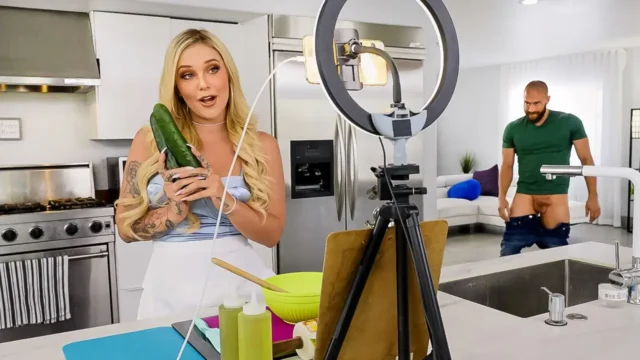 Un hábil chegar hace que el pepino de su ser querido trepara y sacude un gran polvo: chicas desnudas