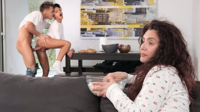 Un joven cálido quiere tener una relación seria entre su novio, incluso con su madre en la sala de estar - chicas desnudas