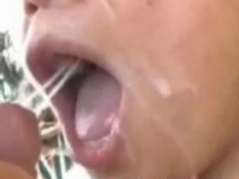 Una niña se lleva la cara con semen - chicas desnudas